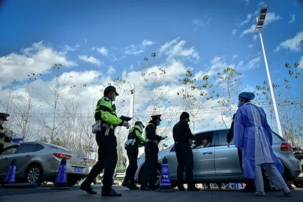 摄影| 昆明摄影家镜头中的最美逆行者!_王正鹏