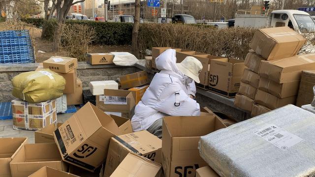 原创亲自打包物资的明星不多见除了韩红张天爱的善举也让人感动