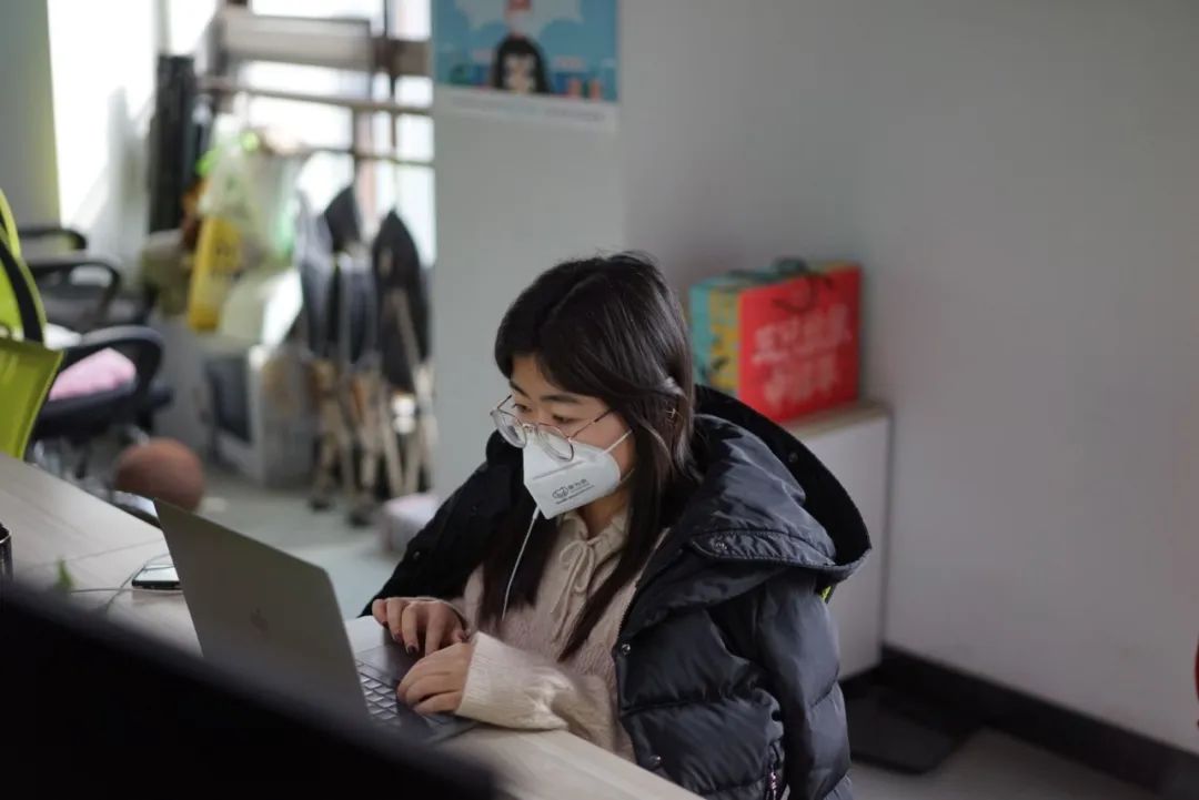 清水抹脸,口罩一戴,便可出门每早出勤,不用花上一个小时撸妆要知道,这