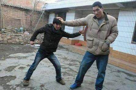 董建军1985年出生于甘肃的一个农民家庭,小学三年级身高已经长到了1米