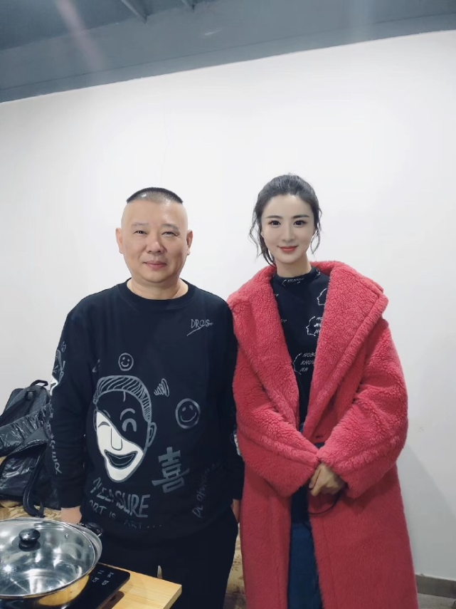 孙建弘写藏头诗否认《欢乐喜剧人》跑题刨活,陈曦郭阳过分了