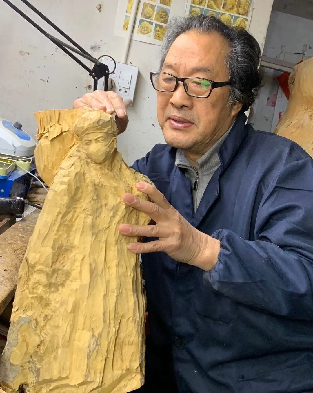 致敬抗疫英雄中国工艺美术大师高公博神刀塑造逆行者温暖形象