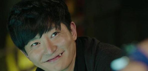 郭京飞之前的皮肤状态非常不好,脸上坑坑洼洼的看上去就跟一块"橘子皮