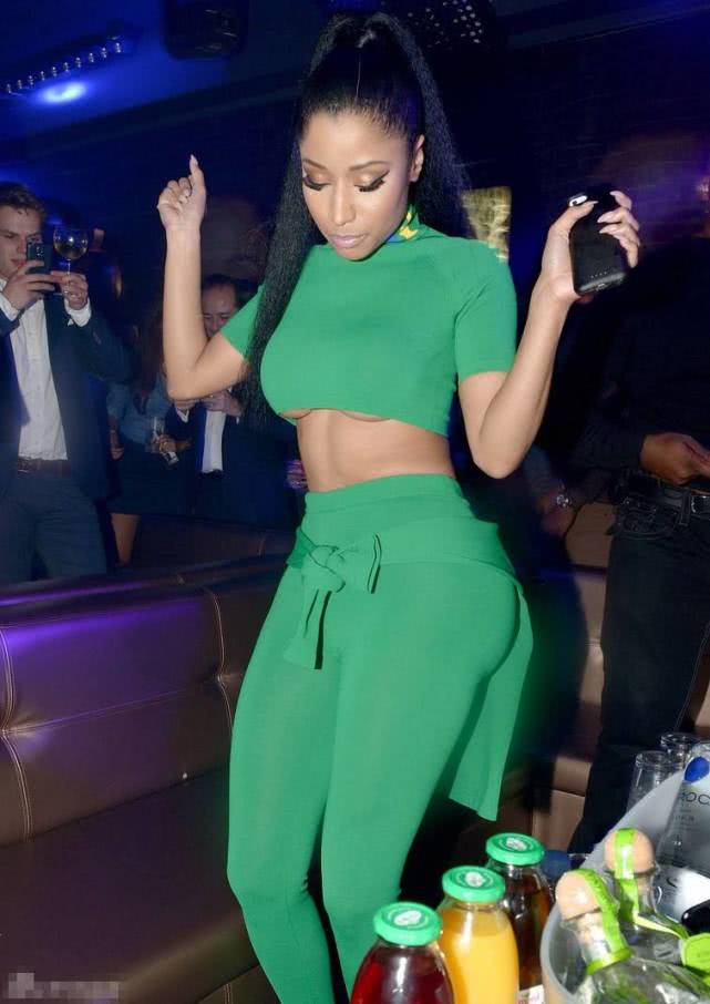 原创麻辣鸡官宣怀孕去年和16岁就认识的男友结婚还为爱退圈