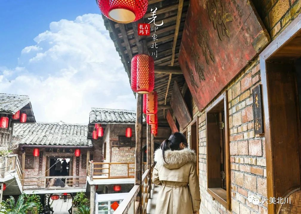 情烟雨溪民宿,座落在北纬三十一度,海拔一千三百米的北川擂鼓镇南华村