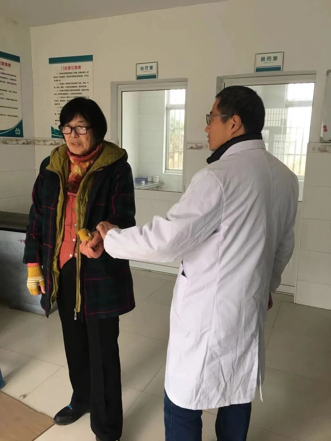 南通启东一抗疫医生劳累过度多脏器功能衰竭不幸去世!_朱峥嵘