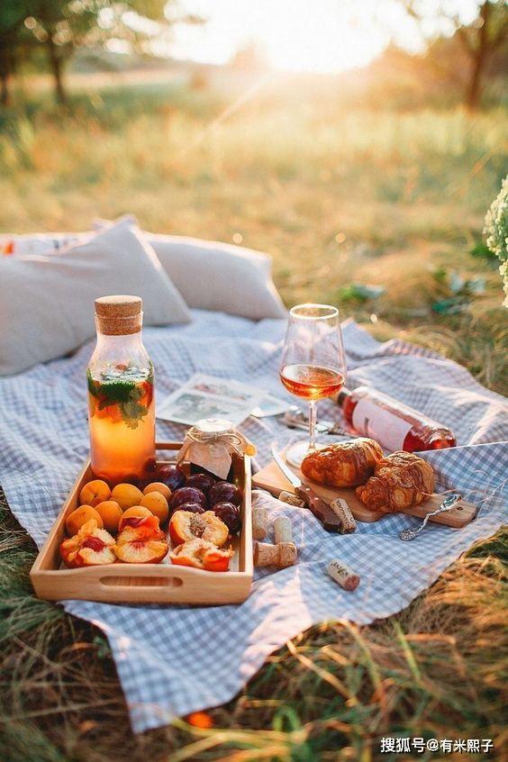 和停车场呀～以便急需～我平时去野餐,一般会选择有大草坪的户外空间