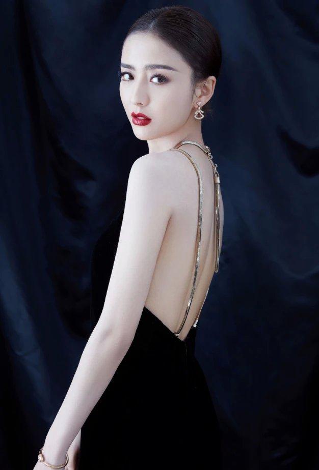 要显得既性感优雅但又不显轻浮,佟丽娅穿的这条黑色的吊带裙看似就