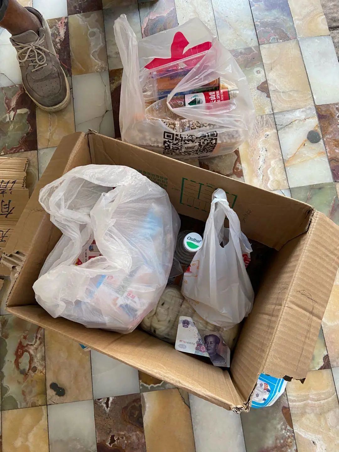 湖南婴儿被装进塑料袋丢在垃圾桶（婴儿被放在纸箱抛弃至马路边）