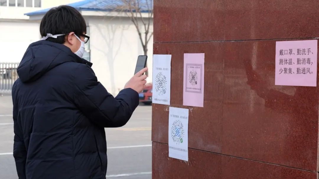 对车辆上全体人员进行测温登记工作人员对进园区检测车辆内部进行消毒
