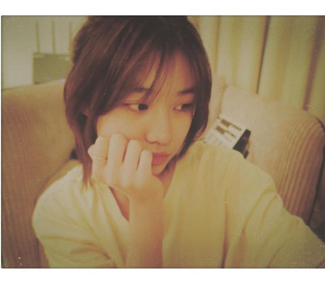 汪峰女儿小苹果晒自拍,笑容甜美可爱,越来越像亲妈葛荟婕