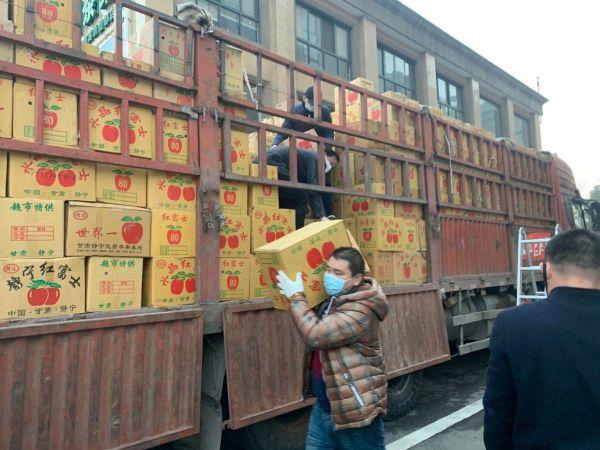 千里走单骑载一车苹果驰援武汉,他获奖2万元