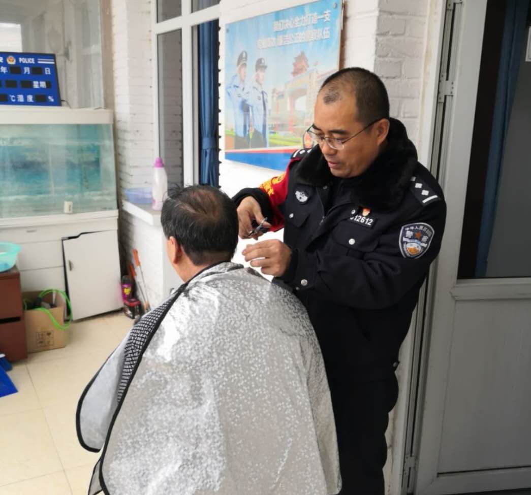 三家店站派出所副所长姚世杰再给民警理发.