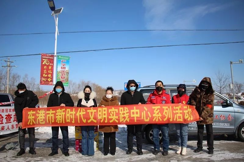 市委宣传部,市精神文明办与东港市爱心义工协会先后来到长安镇红石村