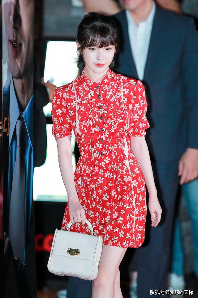 李智恩碎花红裙美照 刘海显清纯