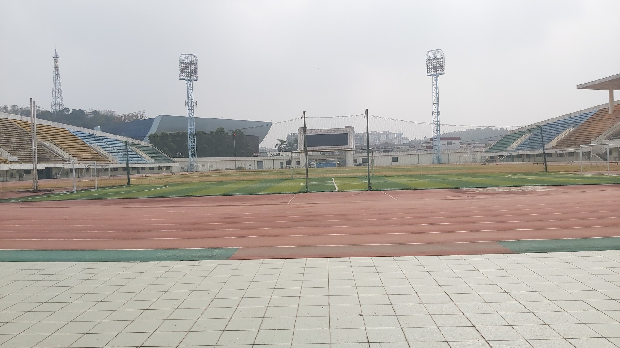 广东顺德体育中心,体育设施齐全的一个体育场馆,位于凤山中路