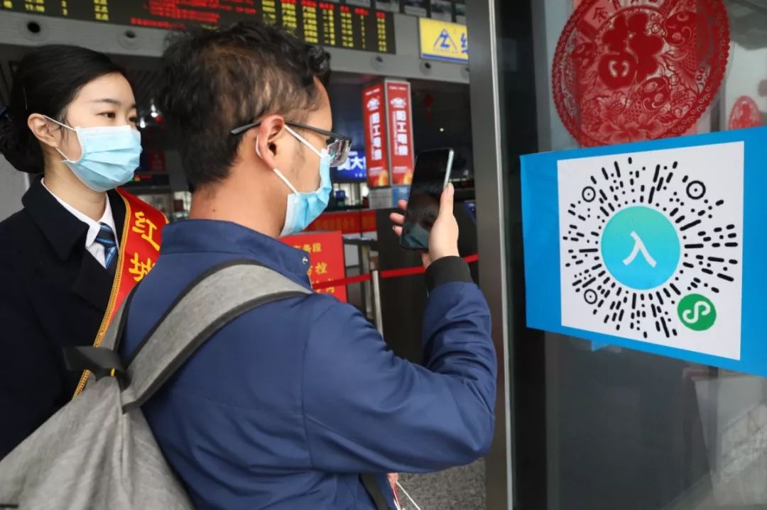 操作步骤第一步 扫码进入小程序↓ ↓ ↓ 百色站出入码