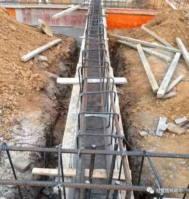 绑扎圈梁钢筋并立模板▲浇筑圈梁混凝土▲条形基础施工完成败笔一
