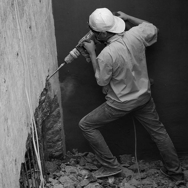 挖墙脚是一门技术活只要锄头挥的好没有墙角挖不倒