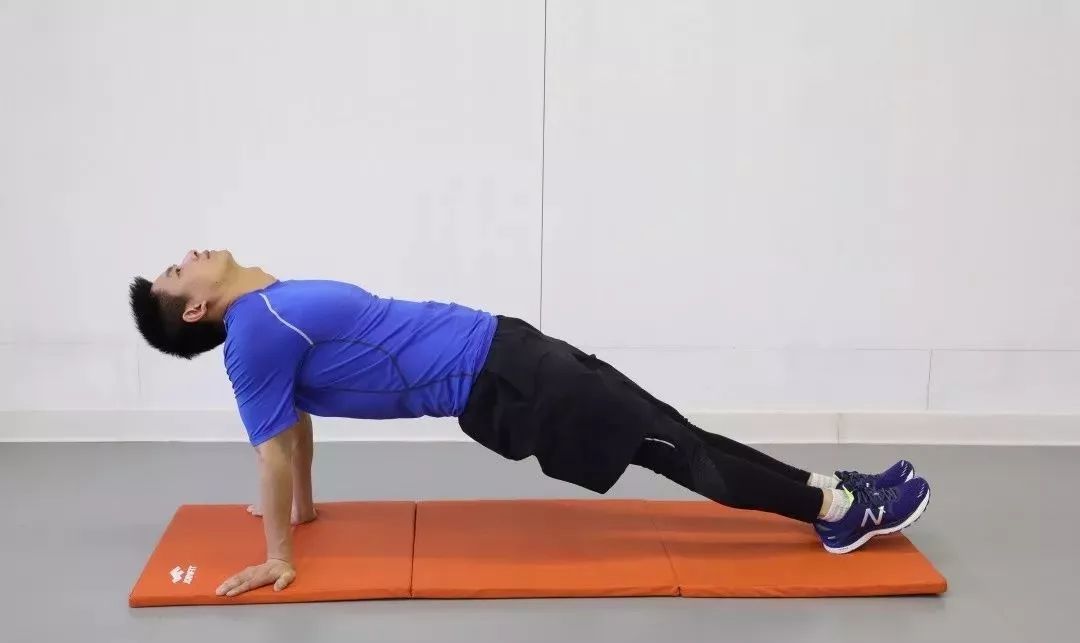 动作要领:坐于垫上,双手和脚后跟四点支撑,双腿伸直,发力将臀部顶起