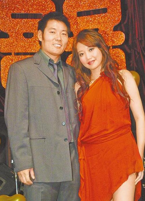 alin黄丽玲婚变老公玩失踪引亲戚偷偷议论结婚13年育有一女