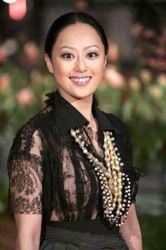 而远在国外的章小蕙则马上赶回香港,一纸诉状将范姜素贞告上法庭.