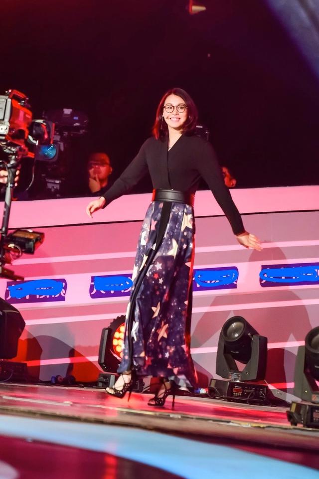 原创傅园慧化身tony老师身着训练服家中理发再次展现洪荒之力