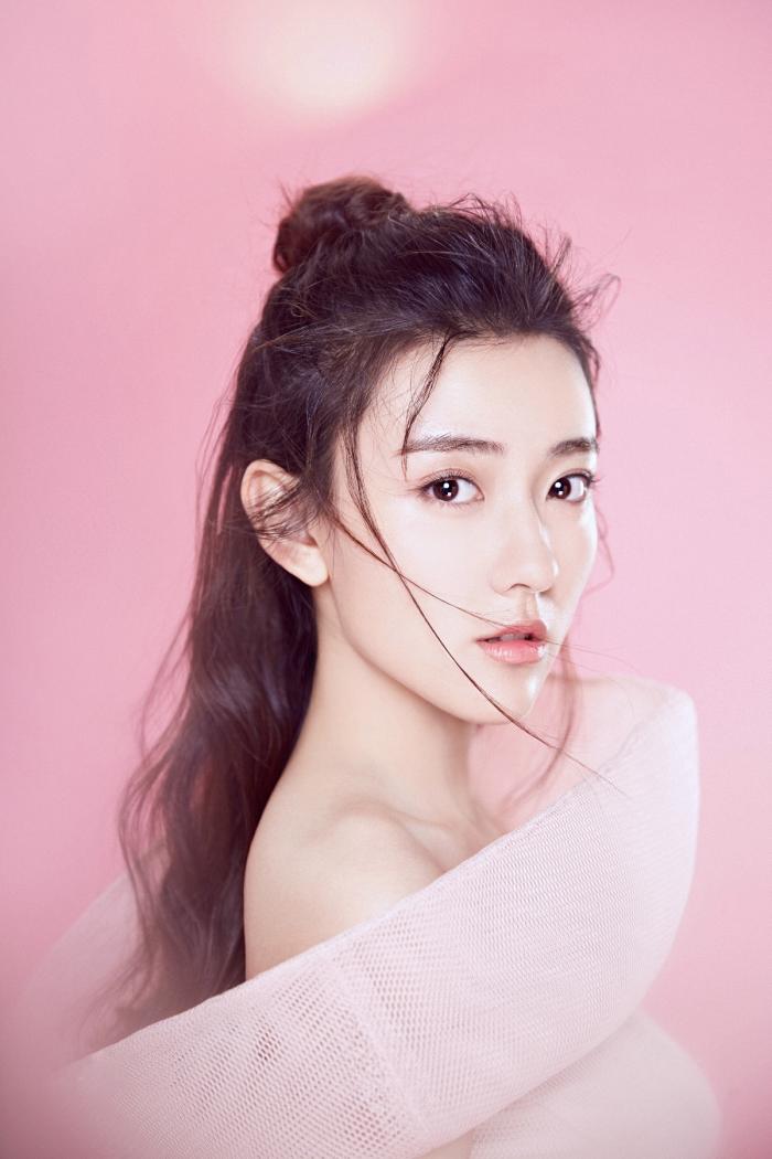 偶像演员梁洁俏丽甜美因双世宠妃这部古装剧而被人们熟知