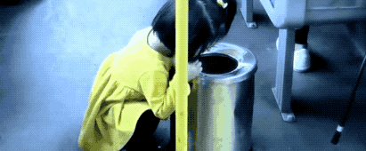 妈妈说:"不能弄脏公交车"围着垃圾桶吃完了一根雪糕公交上一位小女孩