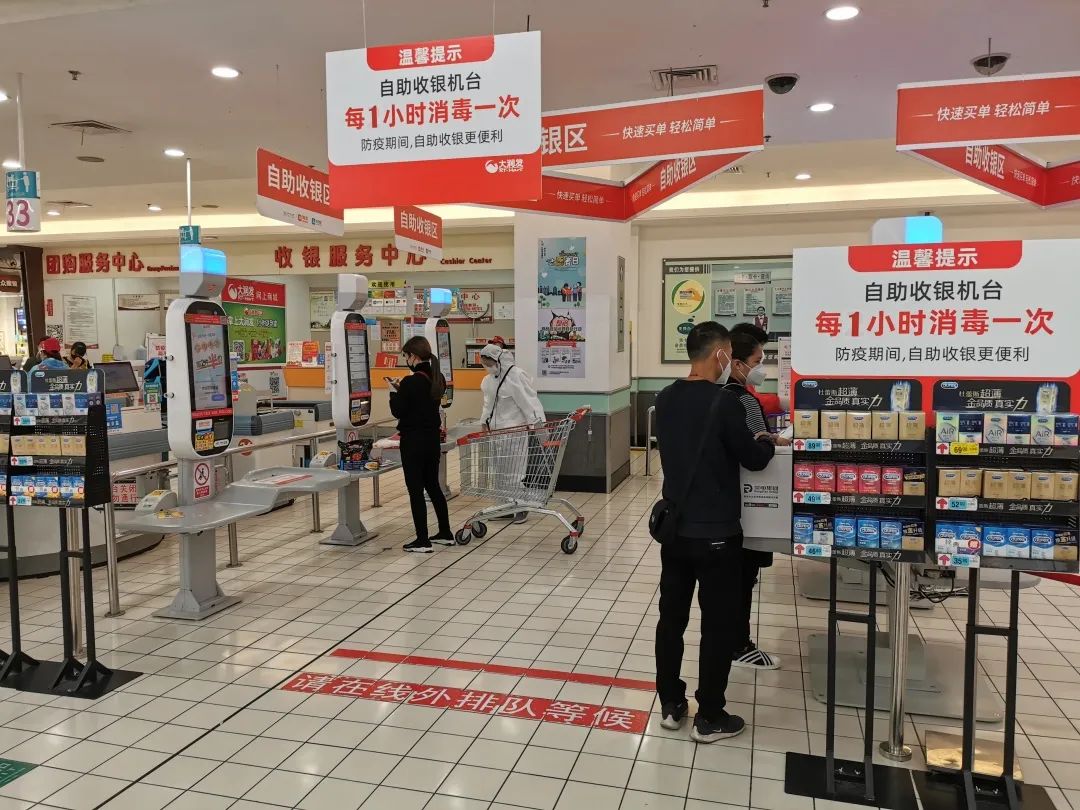 肇庆大润发超市客服经理梁广根表示,超市的公共设施,包括手推车,购物