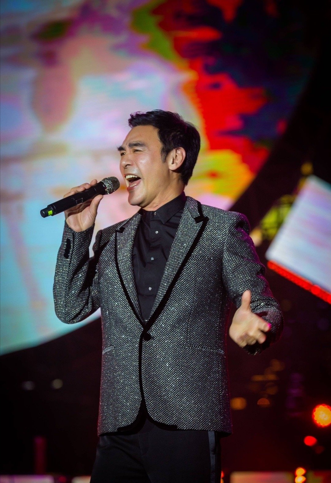 原创钟镇涛庆67岁生日,一头黑发好年轻,小12岁娇妻模样像90后