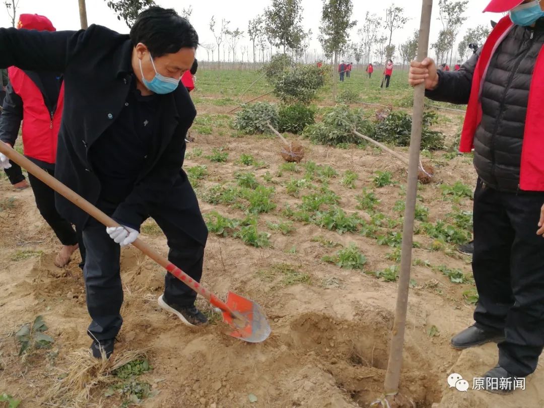 新乡市人大常委会党组书记主任王乐新一行到我县调研植树造林工作并