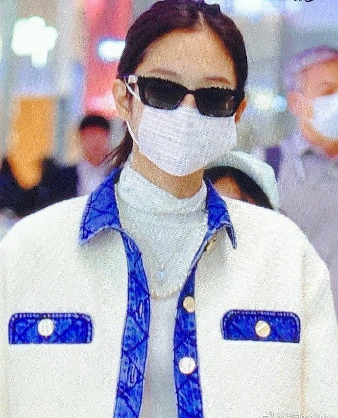 jennie的機場照一直都很酷,一件白色為主牛仔藍鑲邊的大衣,讓jennie