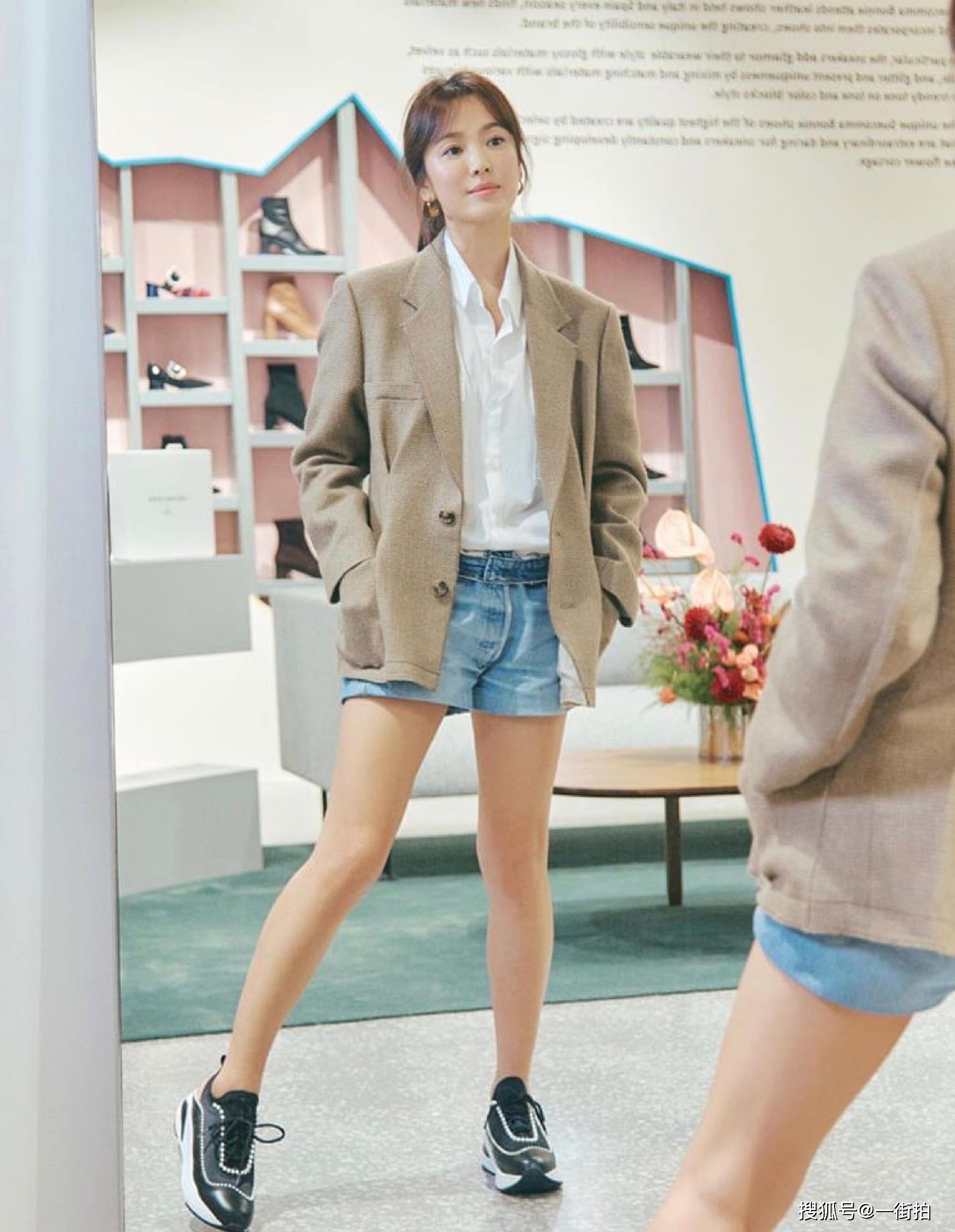 宋慧乔出席时装周追赶时髦穿黑丝袜网友39岁真是不老女神