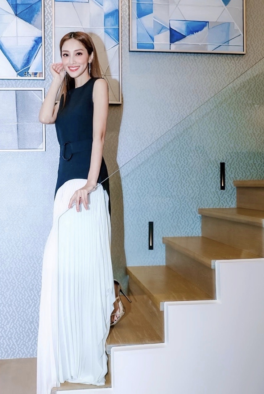 所以她比较喜欢在拍照的时候露出自己的侧脸,参加活动的陈凯琳穿搭也