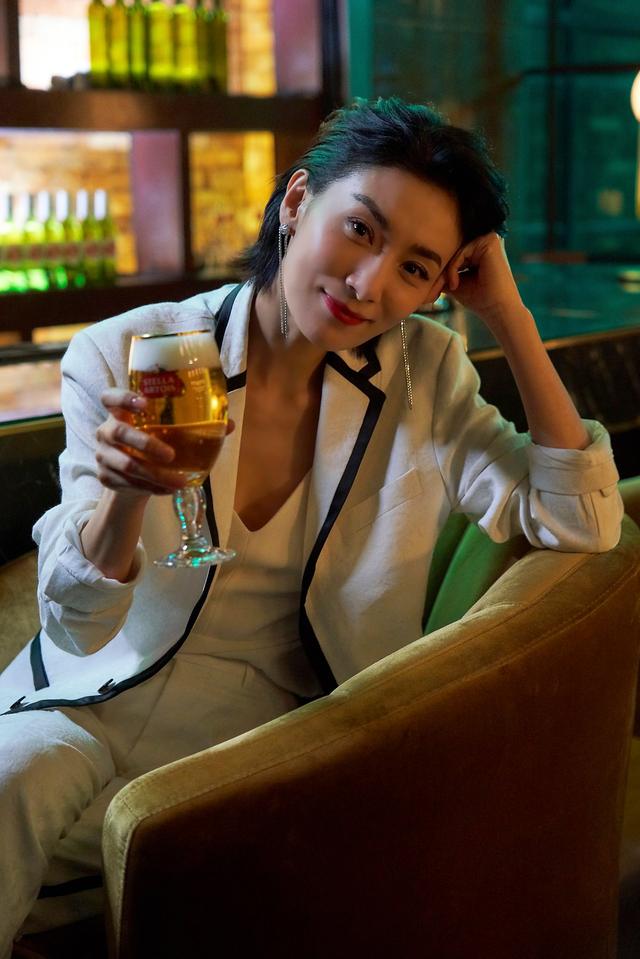 南韩最a的女人金瑞亨穿件汗衫配礼帽高级女王范挡不住