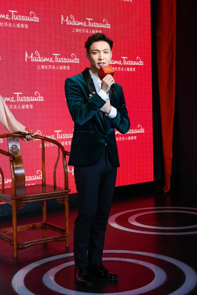 "二月红"进驻蜡像馆,张艺兴墨绿色丝绒西装优雅绅士风