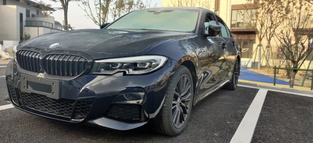 41万怒提黑武士全新宝马3系330i1500公里感受分享