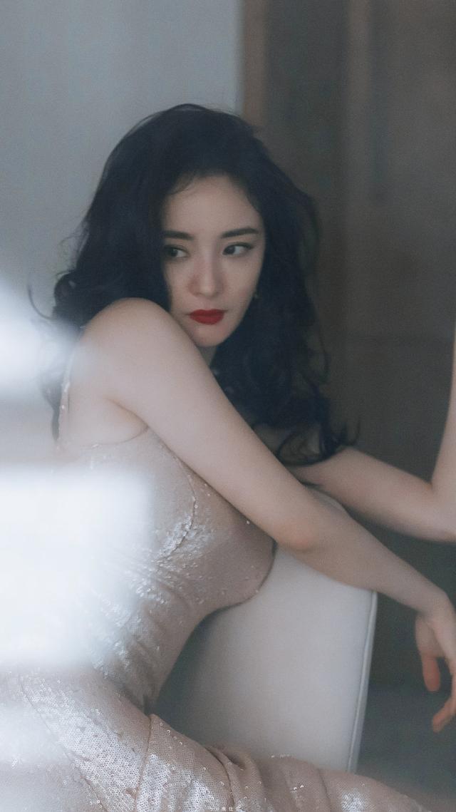 乌黑秀发微卷发型搭配性感红唇杨幂真是个迷人的大美女