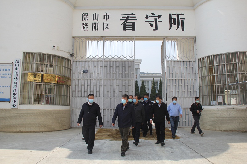 坚守监所管理一线的公安民警,辅警,详细询问了目前看守所在押人员数量