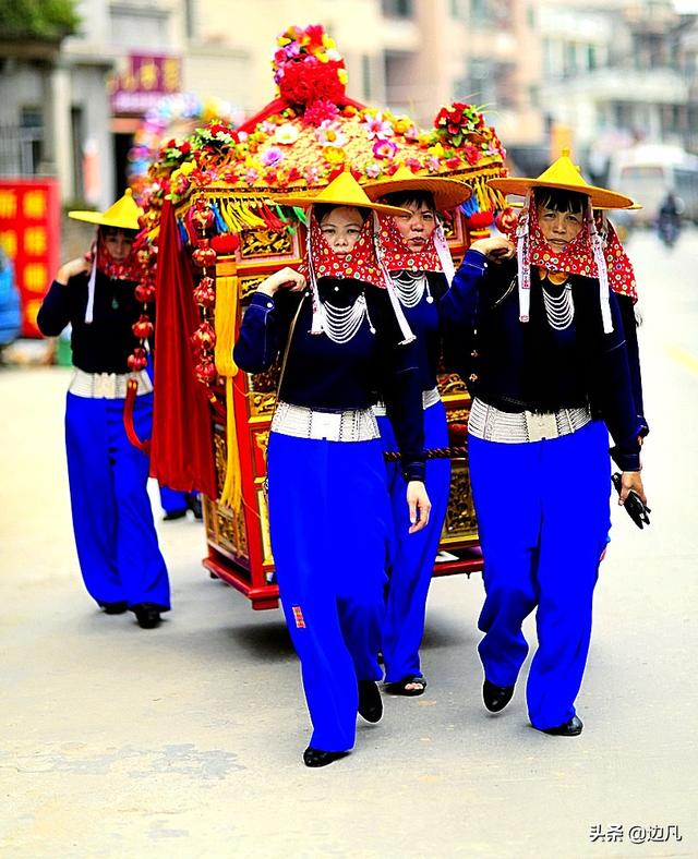 矫健惠安女抬起妈祖神轿.