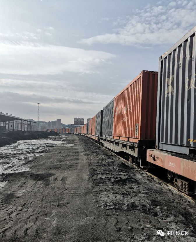 承德宝通矿业首列"公转铁"绿色砂石进京专列,这也是北京铁路开行的首
