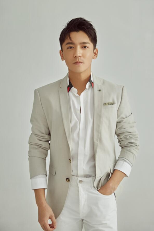 凭颜值火出圈的体育老师何育骏演成学生心中的白月光