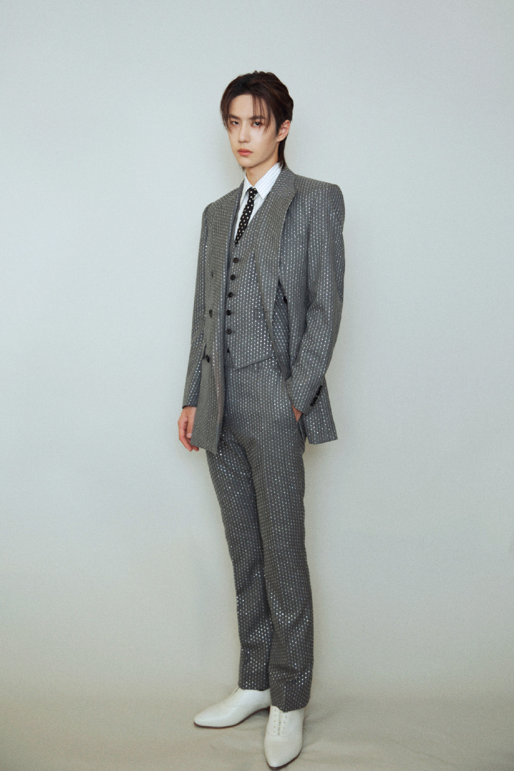 王一博肖战再同框,星光西装遇上印花衬衫,不愧是陈情令男孩!