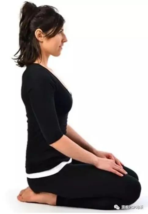 练习方法:双膝跪地,膝盖向前;双脚背贴地,向后拉长.臀部坐在脚踝上.