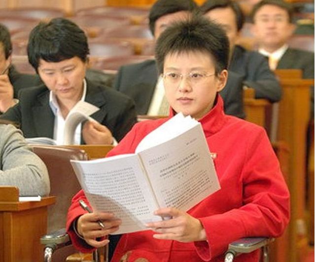 女孩11岁双腿残疾,成中国第一位轮椅上的女博士,自学成博导_侯晶晶