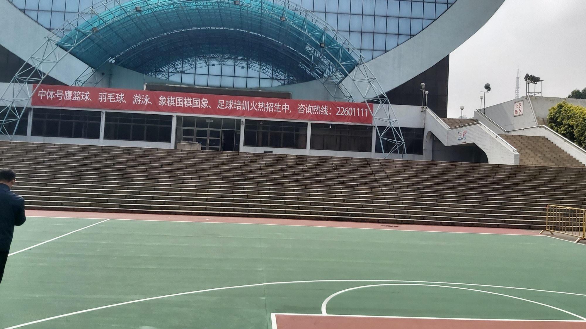 广东顺德体育中心,体育设施齐全的一个体育场馆,位于凤山中路