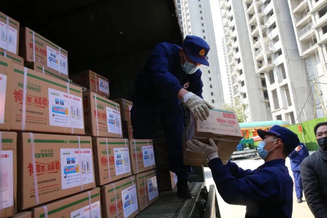 为将爱心及时传递湖北消防紧急搬运援助物资4400余吨