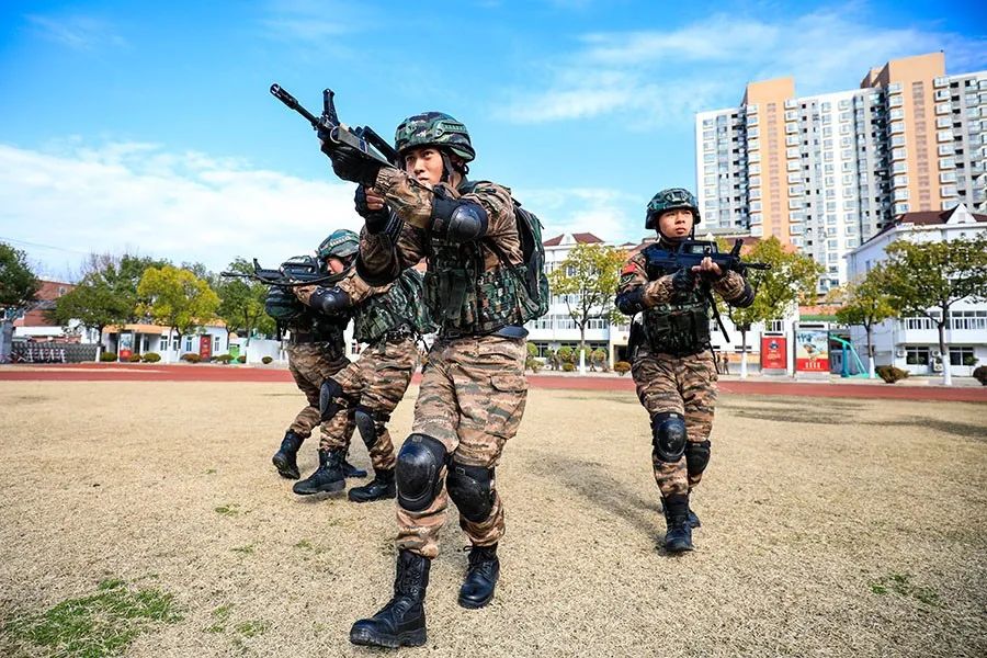 特战队员进行小组战术队形训练特战队员利用木人桩进行拳腿法训练特