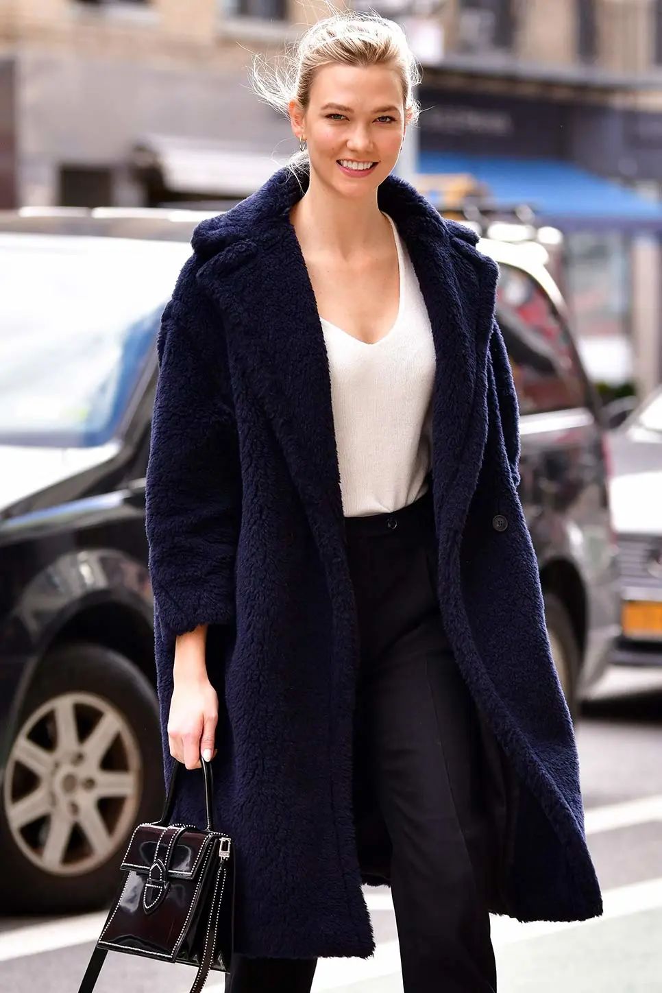 sdfd不过看了明星们的街拍图,就不难理解max mara为何如此自信了,从